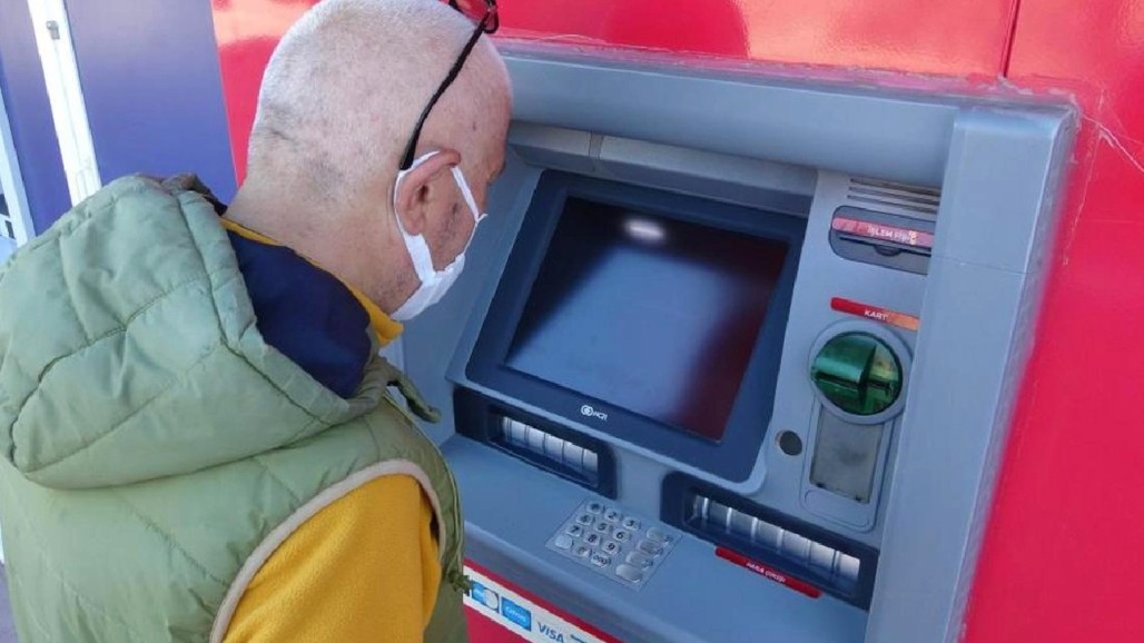 Emekli Olanlar Banka Hesaplarını Kontrol Etsin! 1000 Lira Üstü Ödeme İçin Düğmeye Basıldı