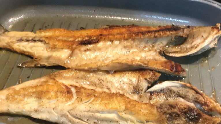 Kokusuz ve Etrafa Yağ Sıçratmadan Artık Evinizde Balık Kızartabileceksiniz! İşte Pratik Balık Kızartma Tarifi